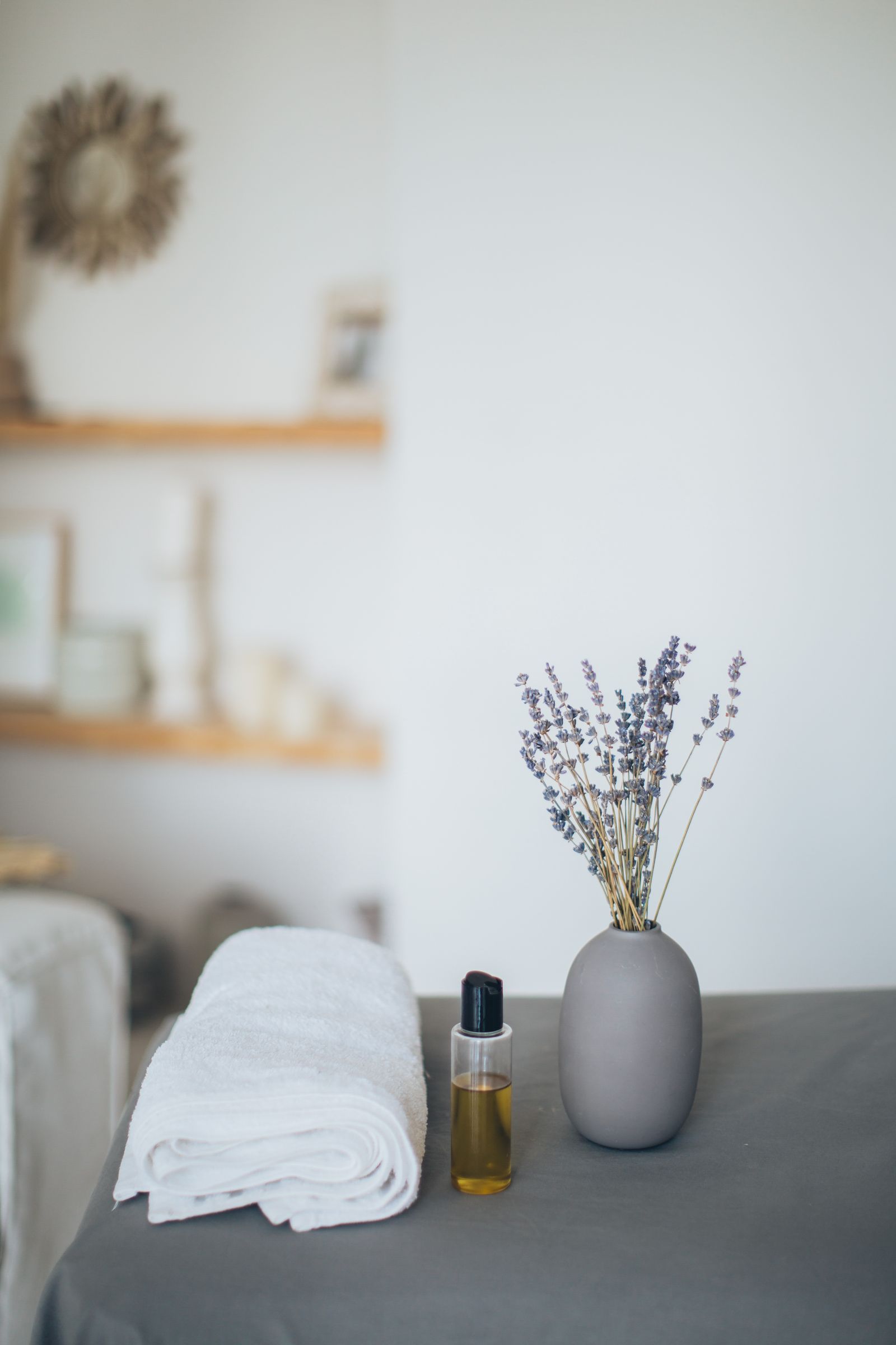Levandule, ručník a olej připravené k aroma masáži