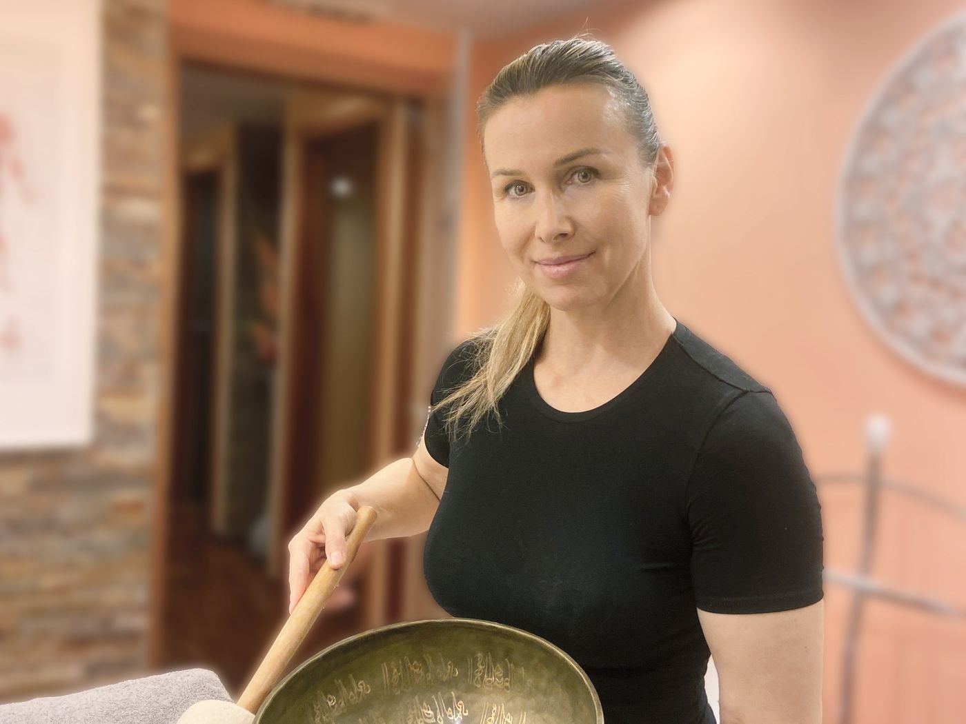 Martina Pavlíčková s tibetskou mísou v salonu Hotel Vista v Brně