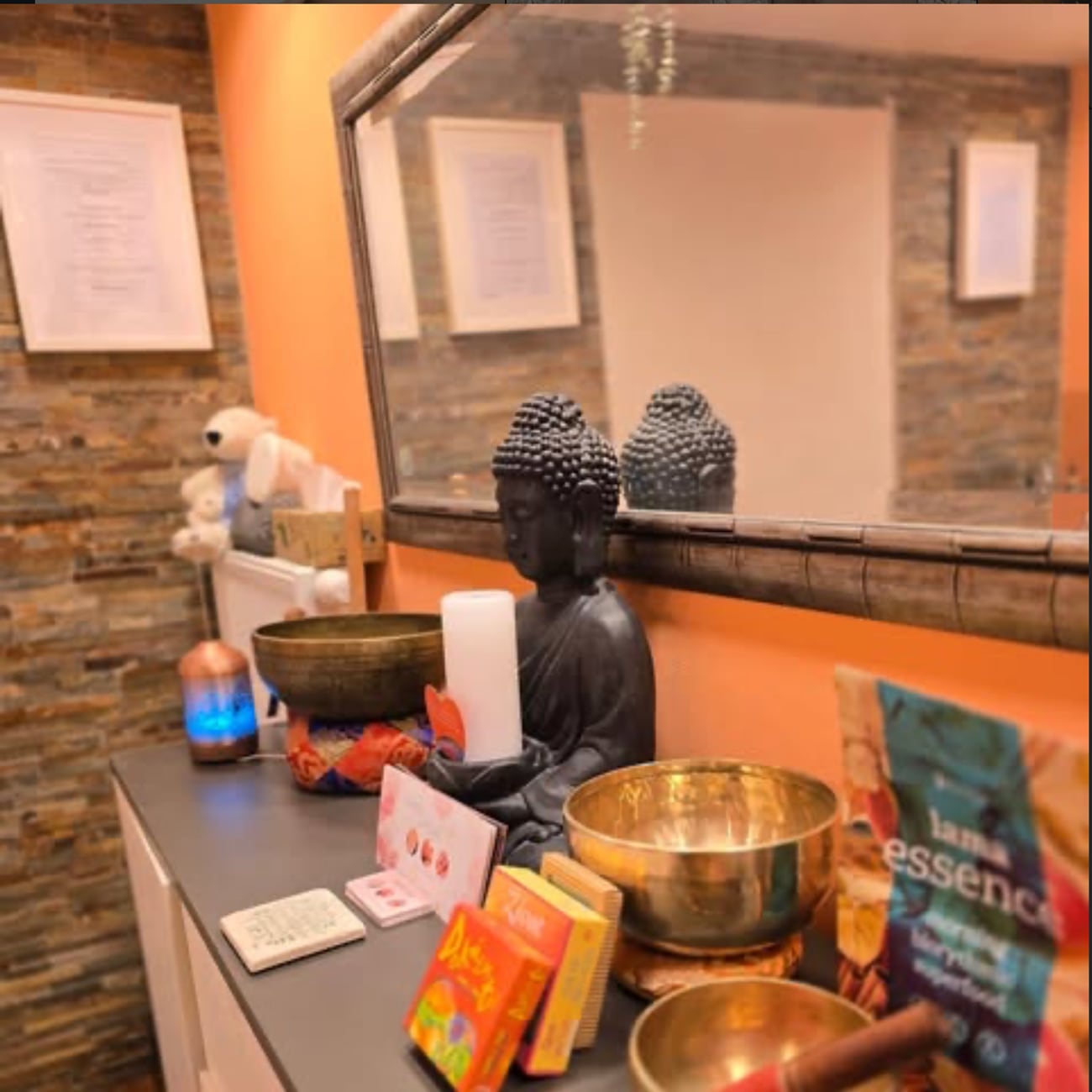 Zátiší v salonu Hotel Vista – tibetské mísy, difuzér a produkty Energy