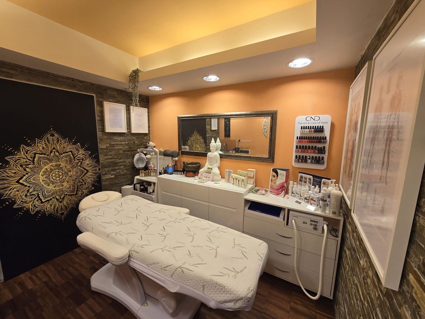 Ošetřovací pokoj salonu Hotel Vista – lehátko, zlatá mandala a produkty, Brno