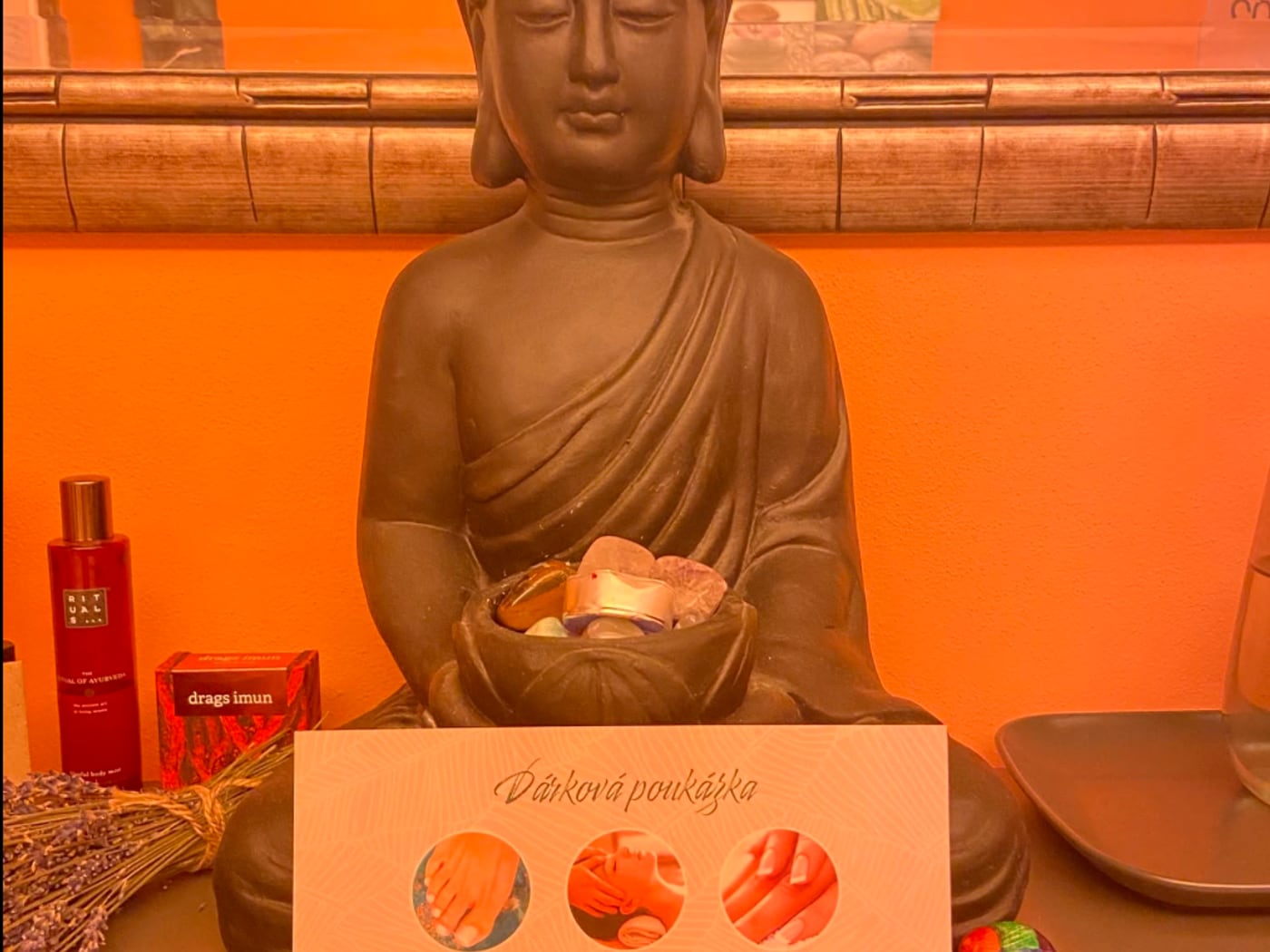 Buddha s dárkovou poukázkou salonu Hotel Vista