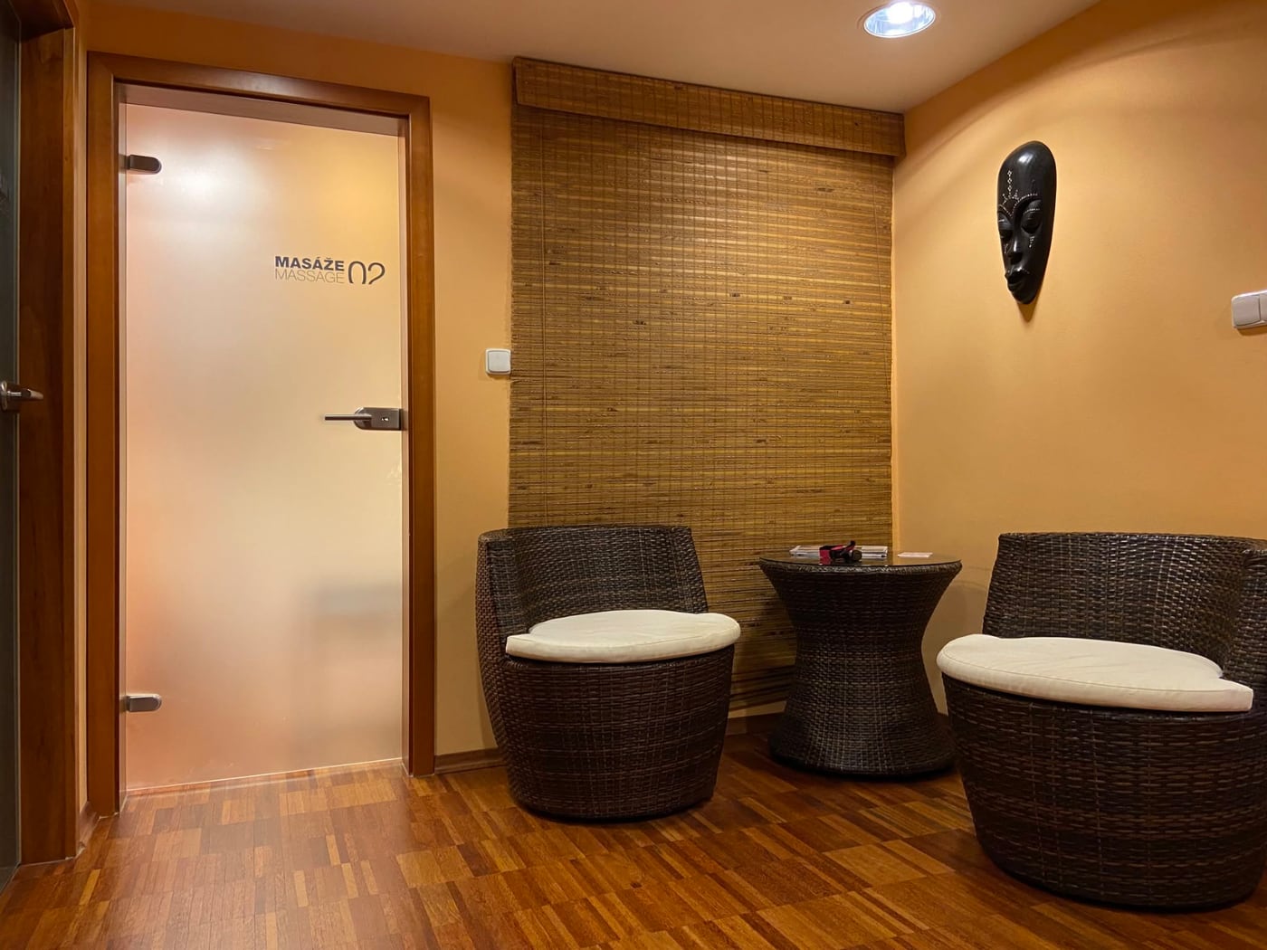 Relaxační místnost salonu Hotel Vista – ratanová křesla a dveře masáží