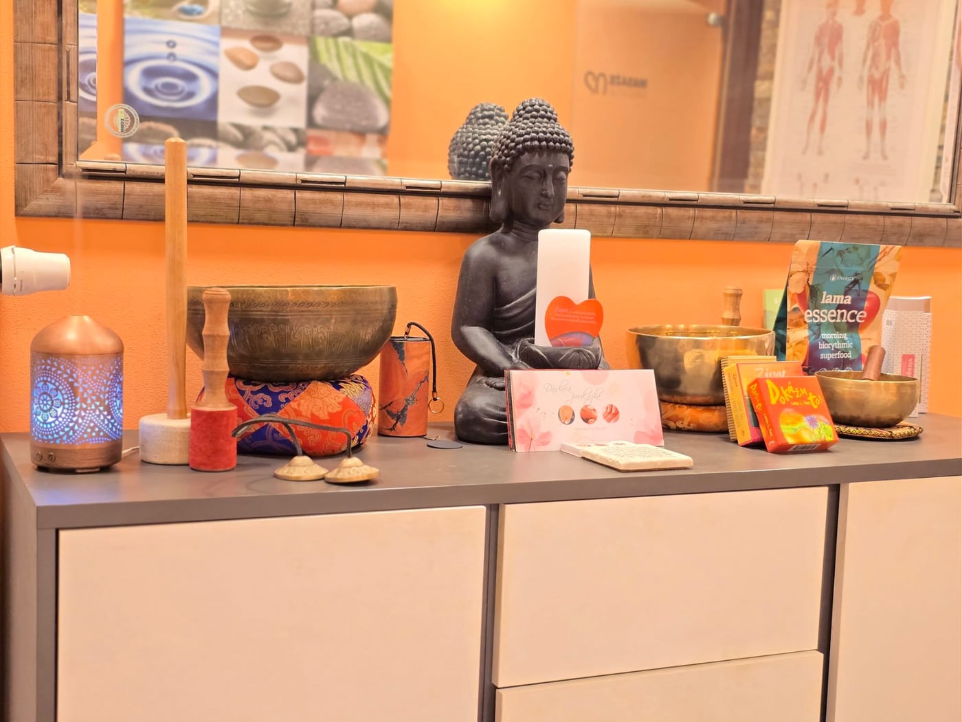 Zátiší v salonu Hotel Vista – tibetské mísy a produkty Energy, Brno